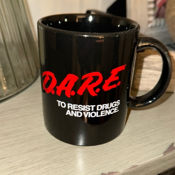 💥VTG DARE D.A.R.E. to resist drugs and violence black/red coffee/tea cup/mug - Picture 1 of 8